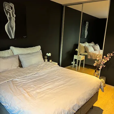 Lovely 2 Bedroom With Terrace 아파트
